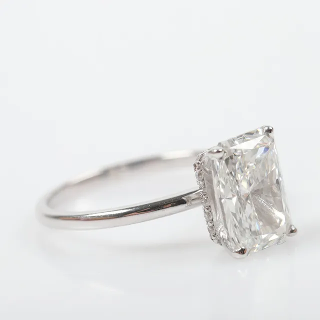 RING, 14 K vitguld med radiantslipad diamant, 2,82 ct, labbodlad.
