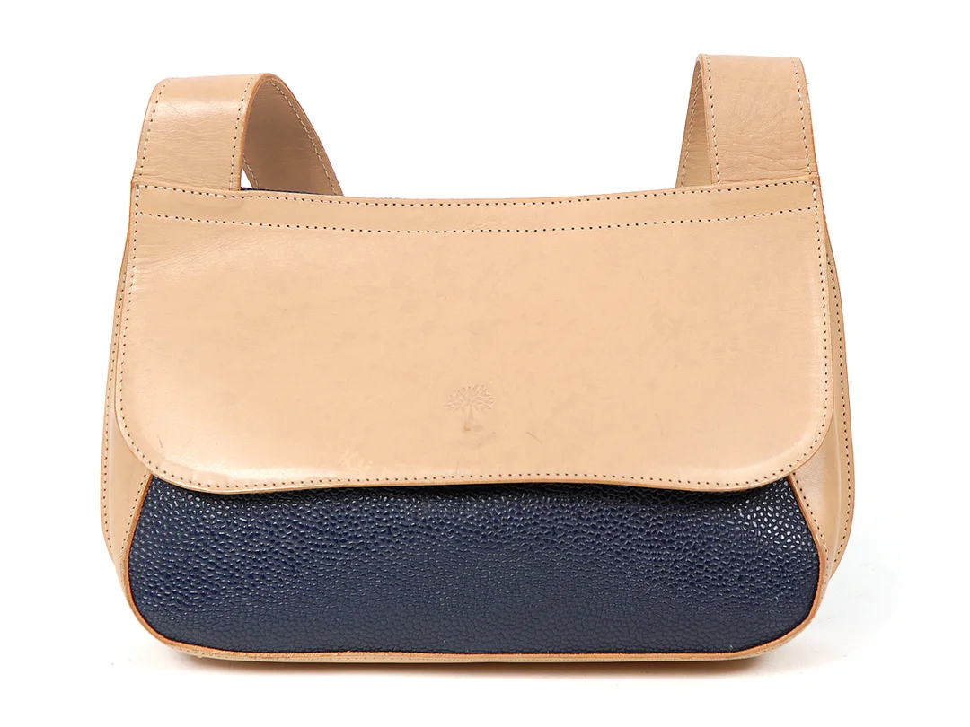 VÄSKA, MULBERRY marinblå scotchgrain naturfärgade läderdetaljer 25x17x4 cm från 2001 — Accessoarer/Väskor — Kaplans