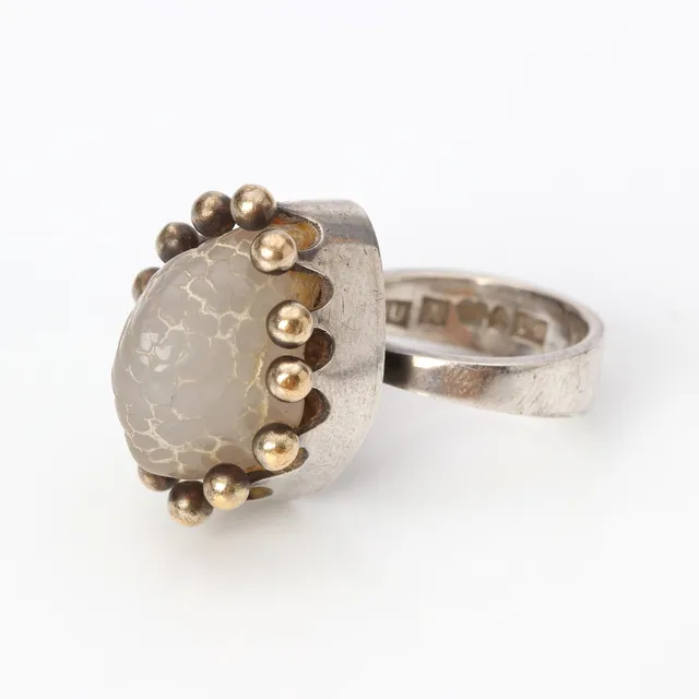 KARLHEINZ SAUER. RING. Silver med en vit/grå botryoidal kristall, troligen kalcedon, Västerås 1970.