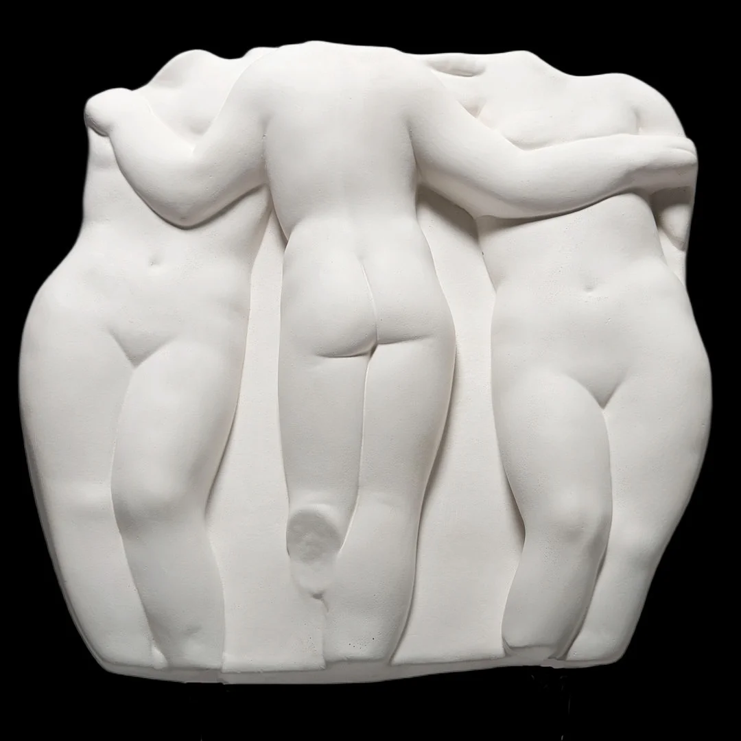 OKÄND KONSTNÄR. Väggrelief “De tre Gracerna". Gipsgjutning. — Sculptures & Bronzes — Norrlands Auktionsverk
