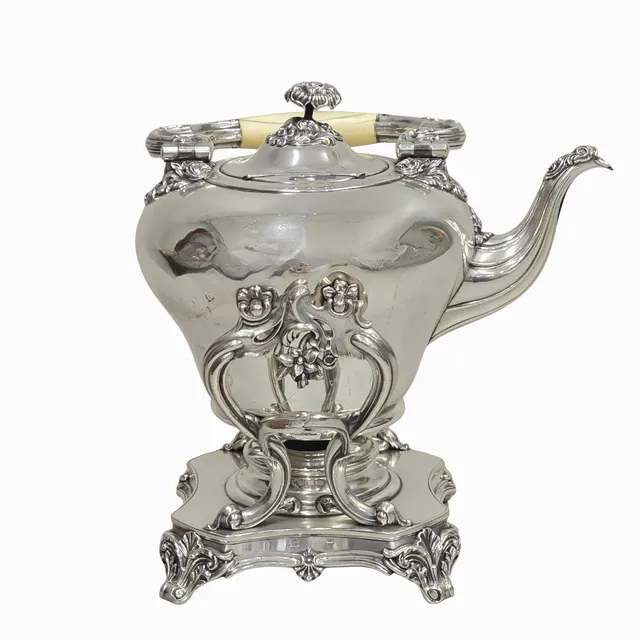 SAMOVAR EN METAL PLATEADO.