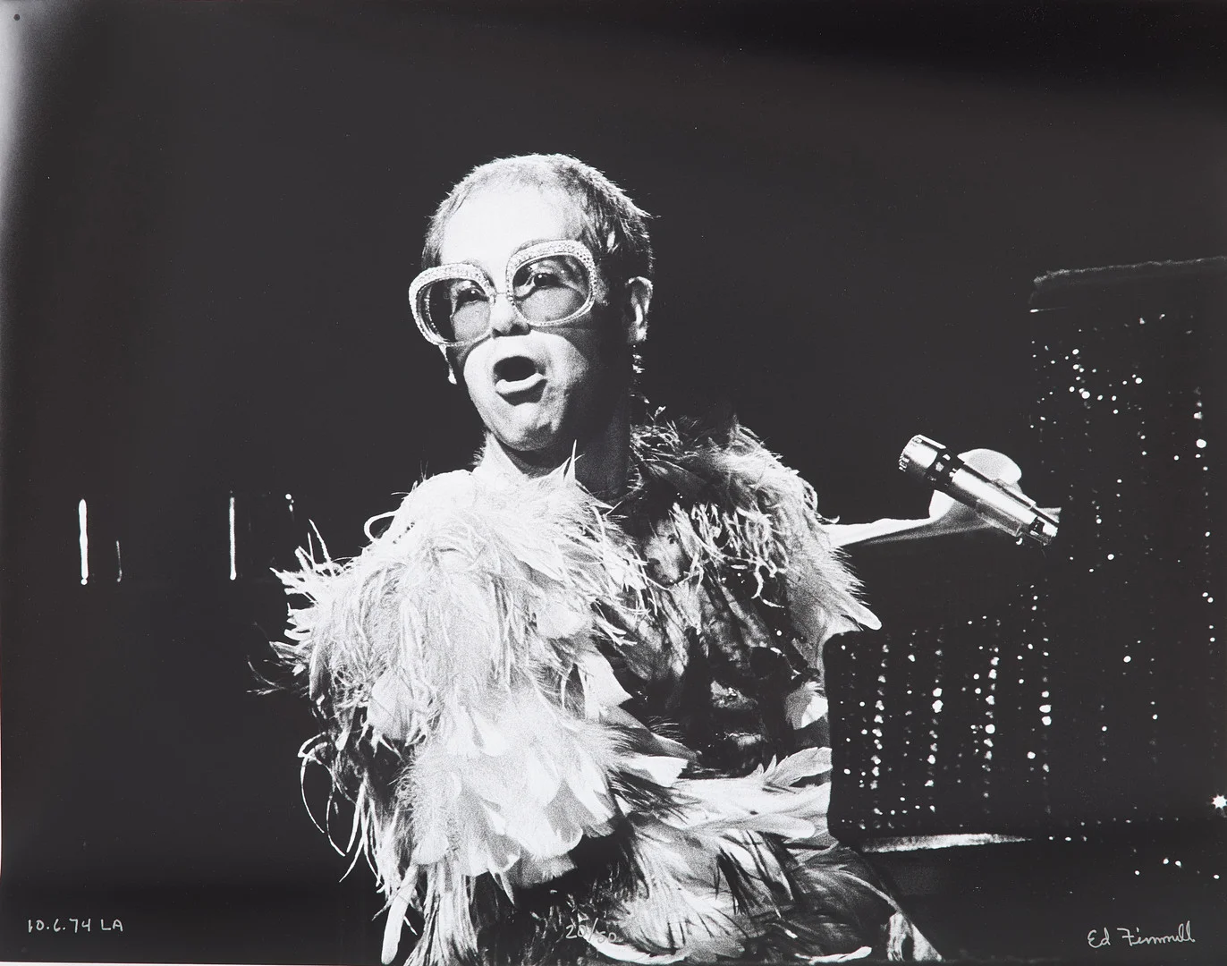 ED FINNELL (USA/SVERIGE, FÖDD 1956). Elton John, "Goodbye Yellowbrick Road Tour", Los Angeles, 6 Oktober 1974, signerad Ed Finnell, numrerad 20/50, darkroom made silver gelati photograph. — Photography — Stockholms Auktionsverk Sickla