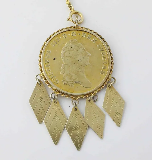 DRÄKTSMYCKE av mynt, sk "Kedjepenning/sellpenning",1 riksdaler, Gustav III, 1781, Från Bjuråker.