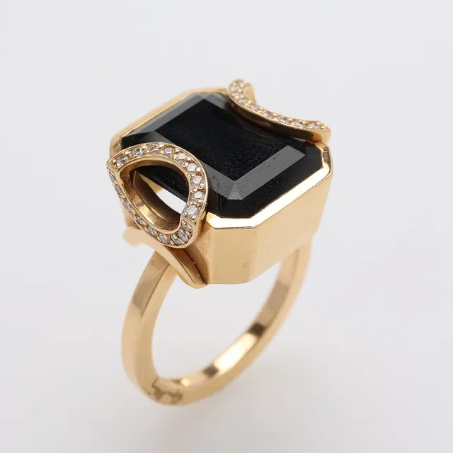 EFVA ATTLING. RING, "LITTLE MAGIC STAR", 18 K GUL, SVART ONYX OCH FLERTALET SMÅ ÅTTKANTSLIPADE DIAMANTER.