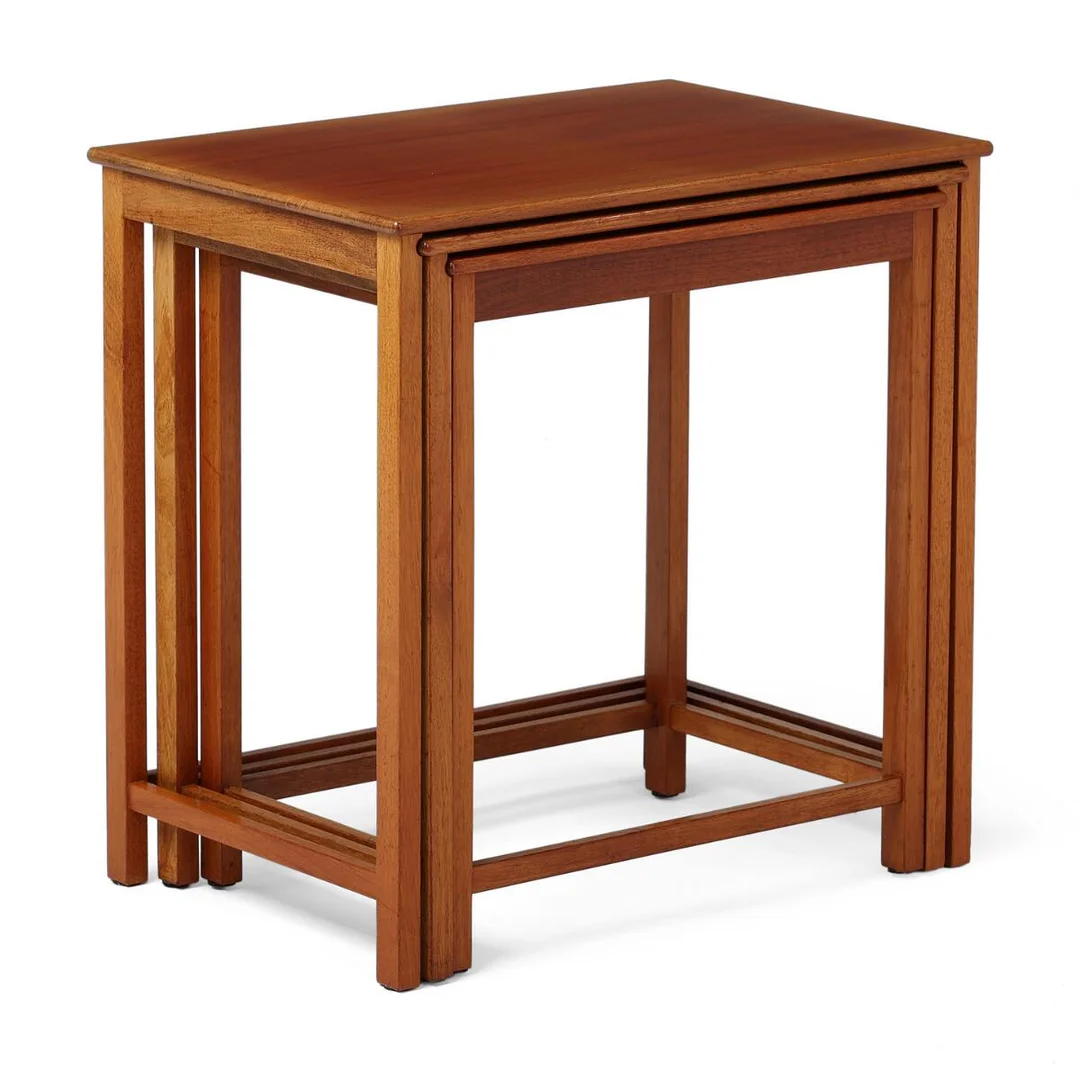 Set of three solid mahogany nesting tables. Made by cabinetmaker Jacob Kjær. H. 53,5/51,5/50 cm. L. 53/49/44 cm. W. 36/33,5/31 cm. — Modern Furniture — Bruun Rasmussen