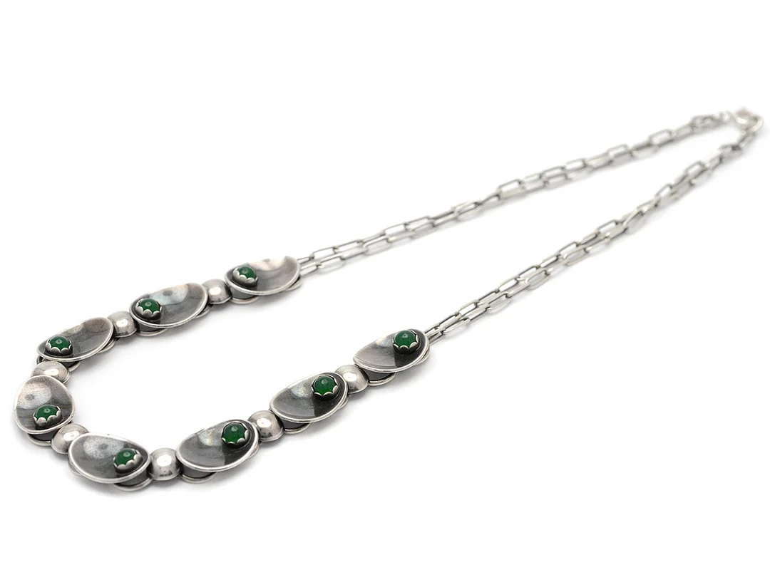 COLLIER, silver, cabochonslipade gröna stenar, längd 42 cm, vikt 27,8 g, 50-tal. — Smycken/Collier — Kaplans