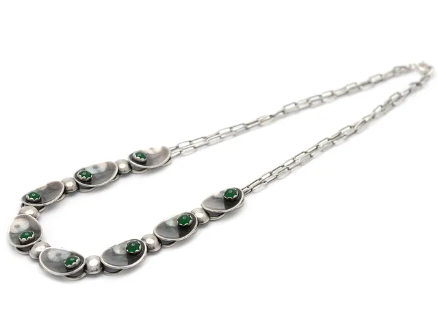 COLLIER, silver, cabochonslipade gröna stenar, längd 42 cm, vikt 27,8 g, 50-tal.