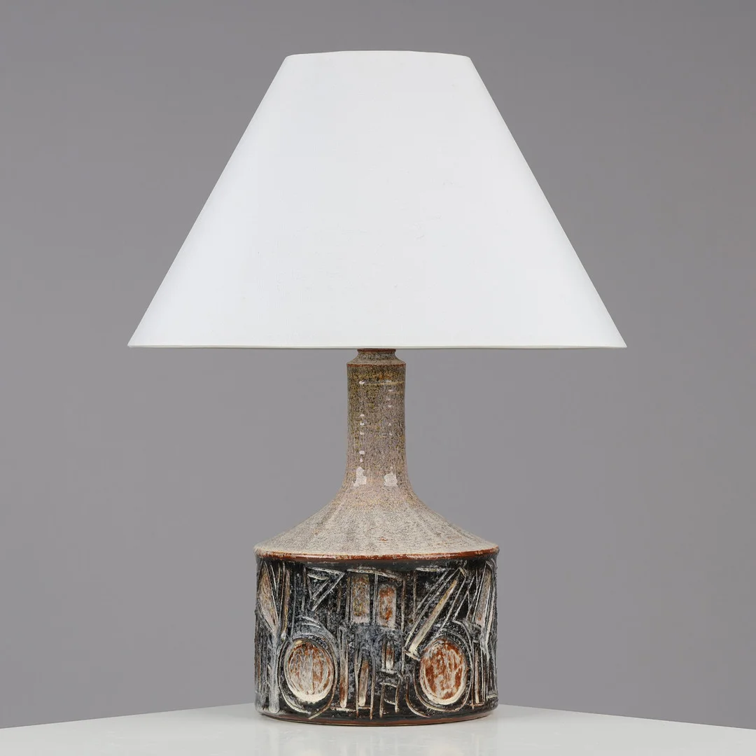 JETTE HELLERØE. Bordlampe af glaseret keramik med indridsede mønstre, Axella, Danmark, 1970'erne. — Table Lamps — Palsgaard Kunstauktioner