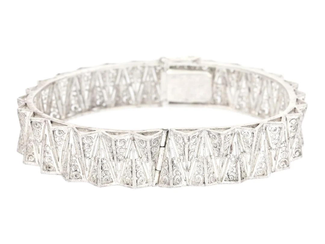 ARMRING, silver, filigranarbete, diameter 6,2 cm x 5,5 cm, kistlås, säkerhetsåtta, vikt ca 21,9 g. — Smycken/Armring — Kaplans