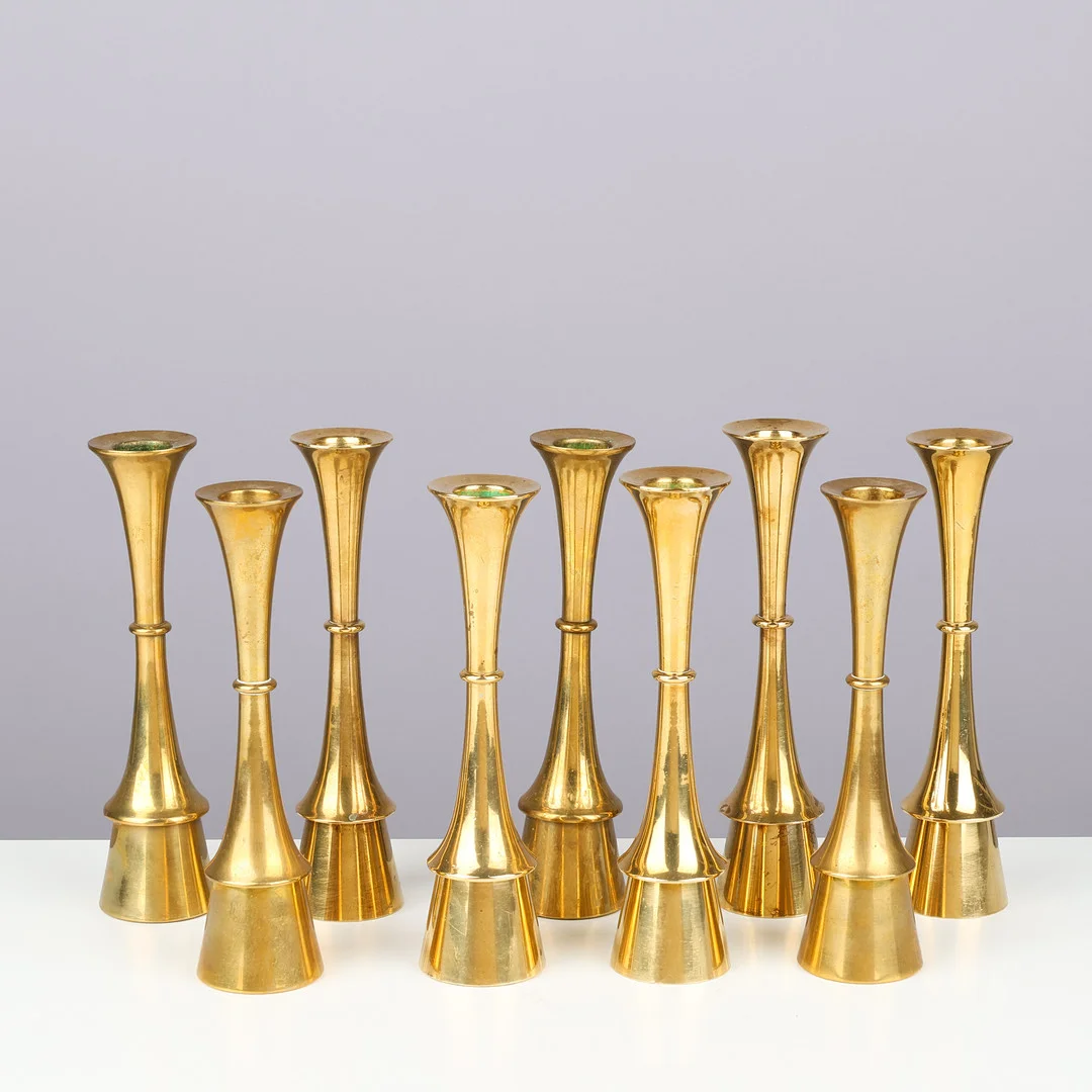 DANSK DESIGN. En samling på ni lysestager af messing, 1960-70'erne, (9). — Candlesticks — Palsgaard Kunstauktioner