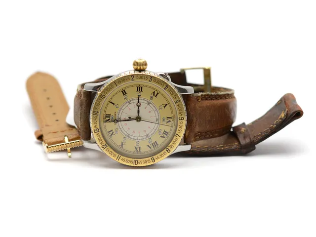 Longines Hour Angle Watch, designad av Charles Lindbergh, bakboett något lös, glasbakstycke.