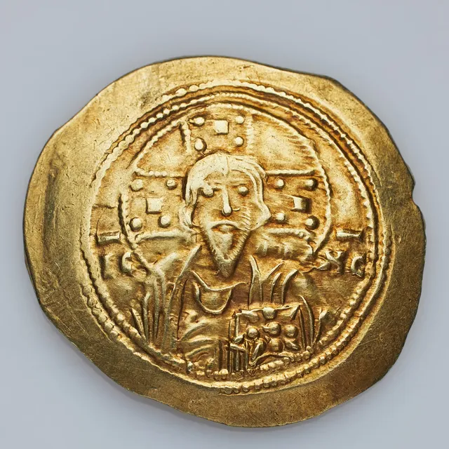 GULDMYNT Mikael VII Dukas, bysantinsk kejsare 1067-1078, histamenon nomisma, präglad i Konstantinopel, avbildar Kristus Pantokrator, på andra sidan kejsaren med ett labarum i ena handen och ett riksäpple i den andra.