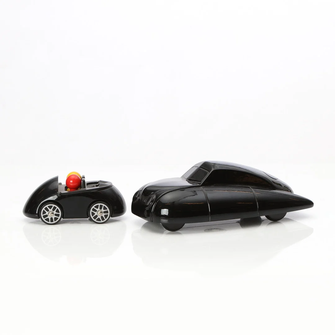 PLAYSAM LEKSAKSBILAR. Lackerat trä, Saab samt en liten bil med lösa figurer. — Model cars — Skånes Auktionsverk