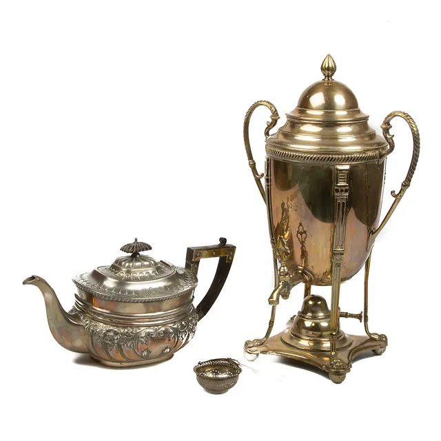 SAMOVAR SAMT TEKANNA, nysilver, 1900-talets första hälft.
