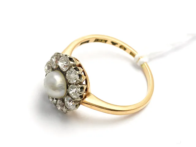 Ring 18K 3,5g Ø17¼ med pärla och diamanter 9xca0,10ct (gammal slipning)
