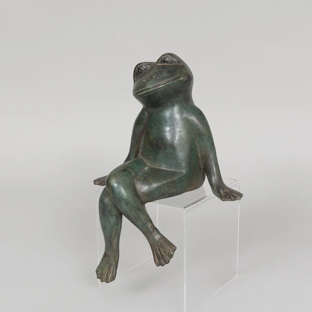 SKULPTUR, sittande groda, grönpatinerad brons, samtida, stämplad A P G. — Sculptures & Bronzes — Garpenhus Auktioner