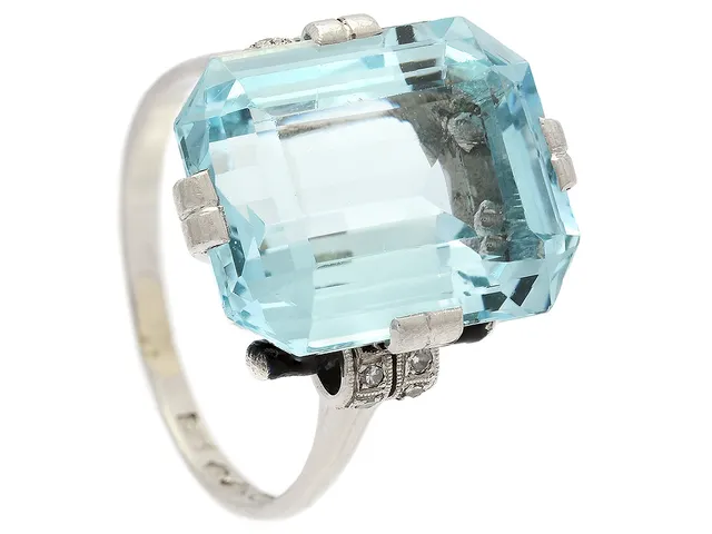RING, platina, smaragdslipad akvamarin ca 10,00 ct, mörkblå emalj, 8 åttkantslipade diamanter ca 0,04 ctv, Art Deco, K Anderson, Stockholm 1938, stl 17,75 mm, vikt 7,4 g, emaljskador, två diamanter med nagg, akvamarinen sitter löst i fattningen och har slitage och nagg på fasettkanterna.