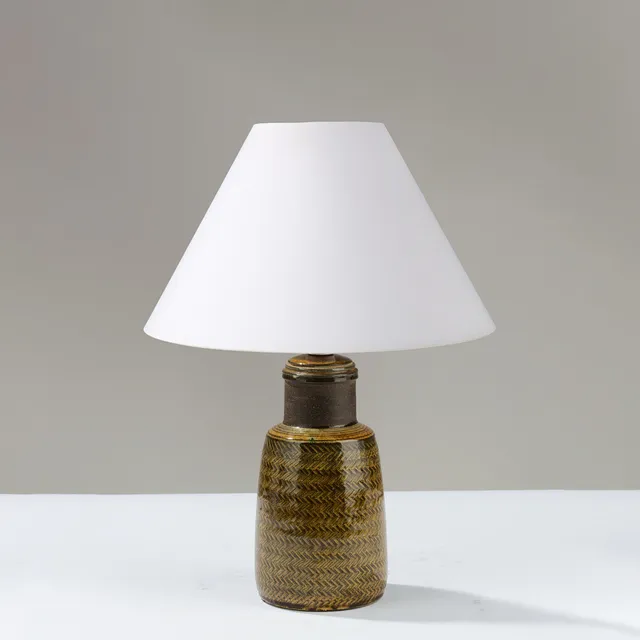 NILS KÄHLER. Bordlampe af delvist gulglaseret stentøj med indpræget rebmønster, Herman A. Kähler, Næstved, Danmark, ca. 1950/60'erne.