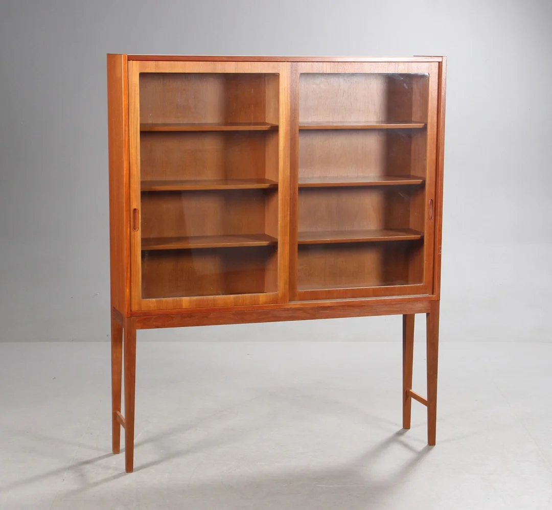 Aage Hundevad. Display cabinet, teakwood — Furniture/Cabinets, chests of drawers — Lauritz