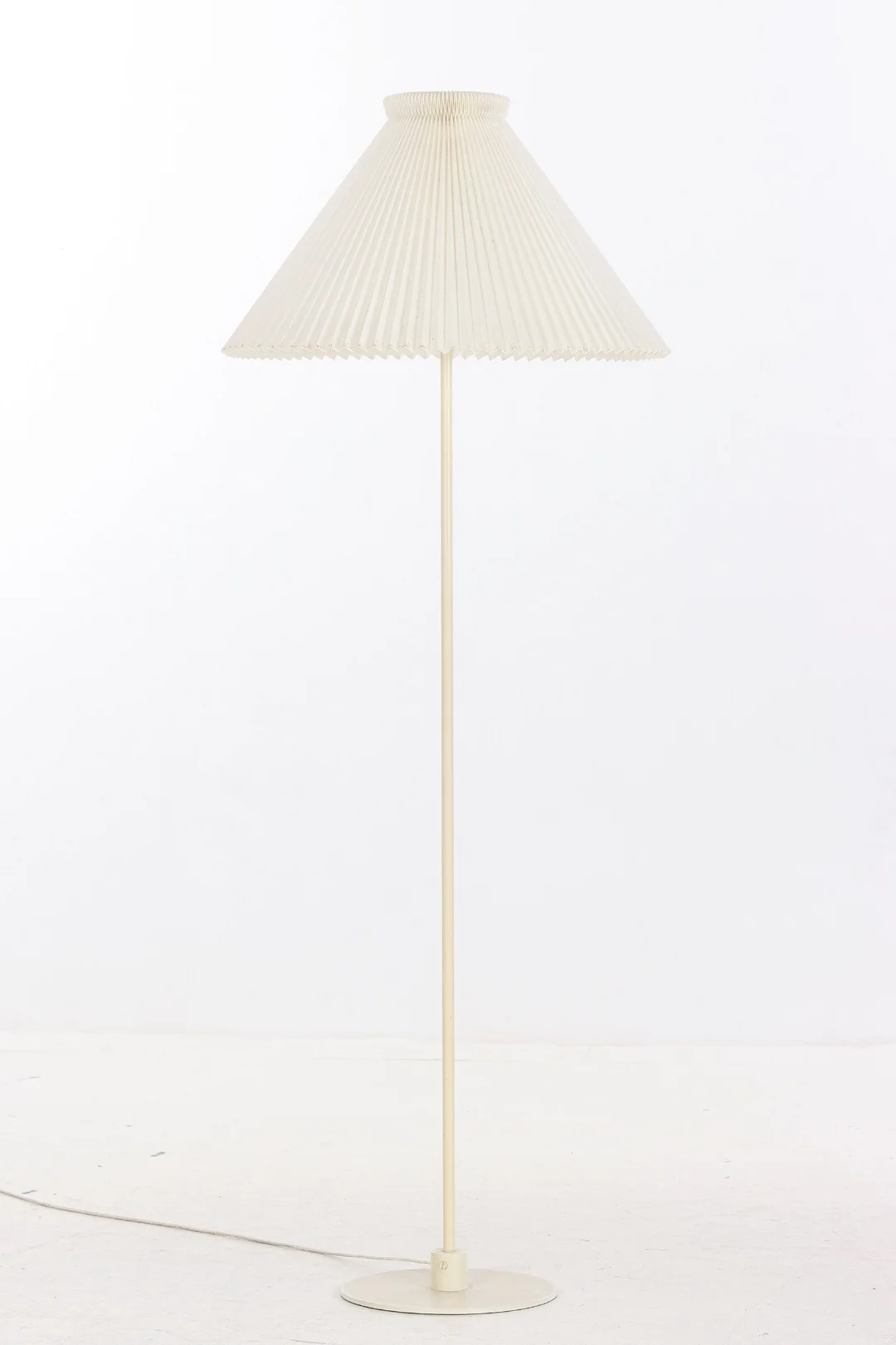 Flemming Agger for Le Klint. Floor lamp, white, model 369 — Lamps and lighting/Floor lights — Lauritz