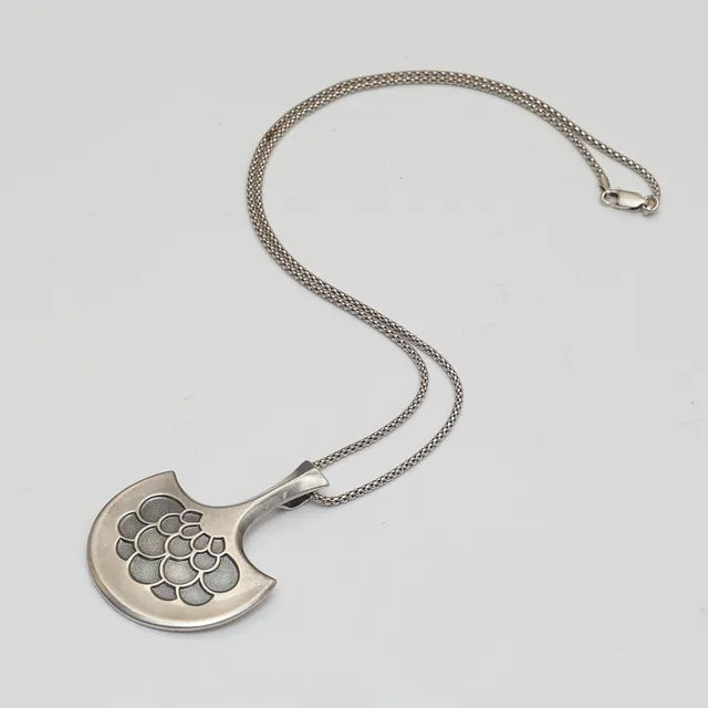 TORIL BJORG (f. 1944) HALSSMYCKE HÄNGE, STERLINGSILVER, DAVID ANDERSEN NORGE.
