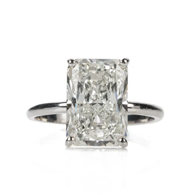 Solitaire ring in 18 kt white gold, with larger rectangular-cut laboratory-created diamond, approx. 5.00 ct.