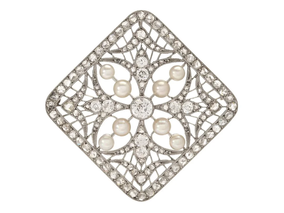 BROSCH/HÄNGE, platina, pärlor ca 2,9-3,5 mm, gammal- och rosenslipade diamanter, antik, Belle Époque, Frankrike, tidigt 1900-tal, mått 26x26 mm, vikt 9,7 g, broschnålen är löstagbar, enstaka diamanter har nagg och skador. — Smycken/Brosch — Kaplans