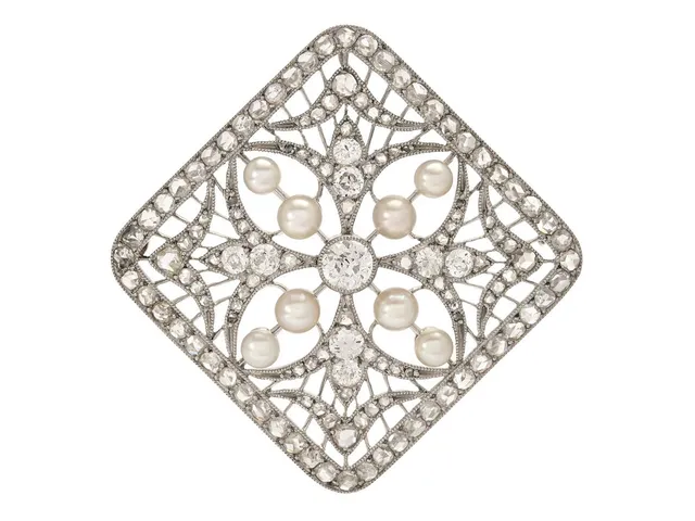 BROSCH/HÄNGE, platina, pärlor ca 2,9-3,5 mm, gammal- och rosenslipade diamanter, antik, Belle Époque, Frankrike, tidigt 1900-tal, mått 26x26 mm, vikt 9,7 g, broschnålen är löstagbar, enstaka diamanter har nagg och skador.