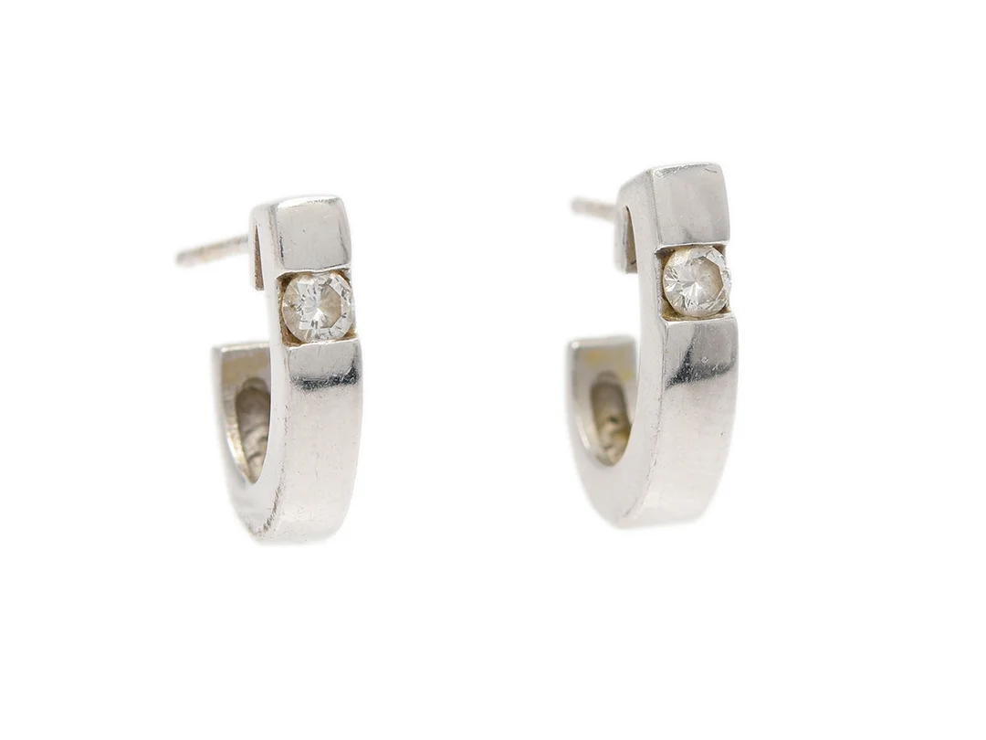ÖRHÄNGEN, 14K vitguld, 2 briljantslipade diamanter ca 0,12 ctv, stift, saknar snurrebussar, höjd 12 mm, vikt 2,6 g. — Smycken/Örhängen — Kaplans