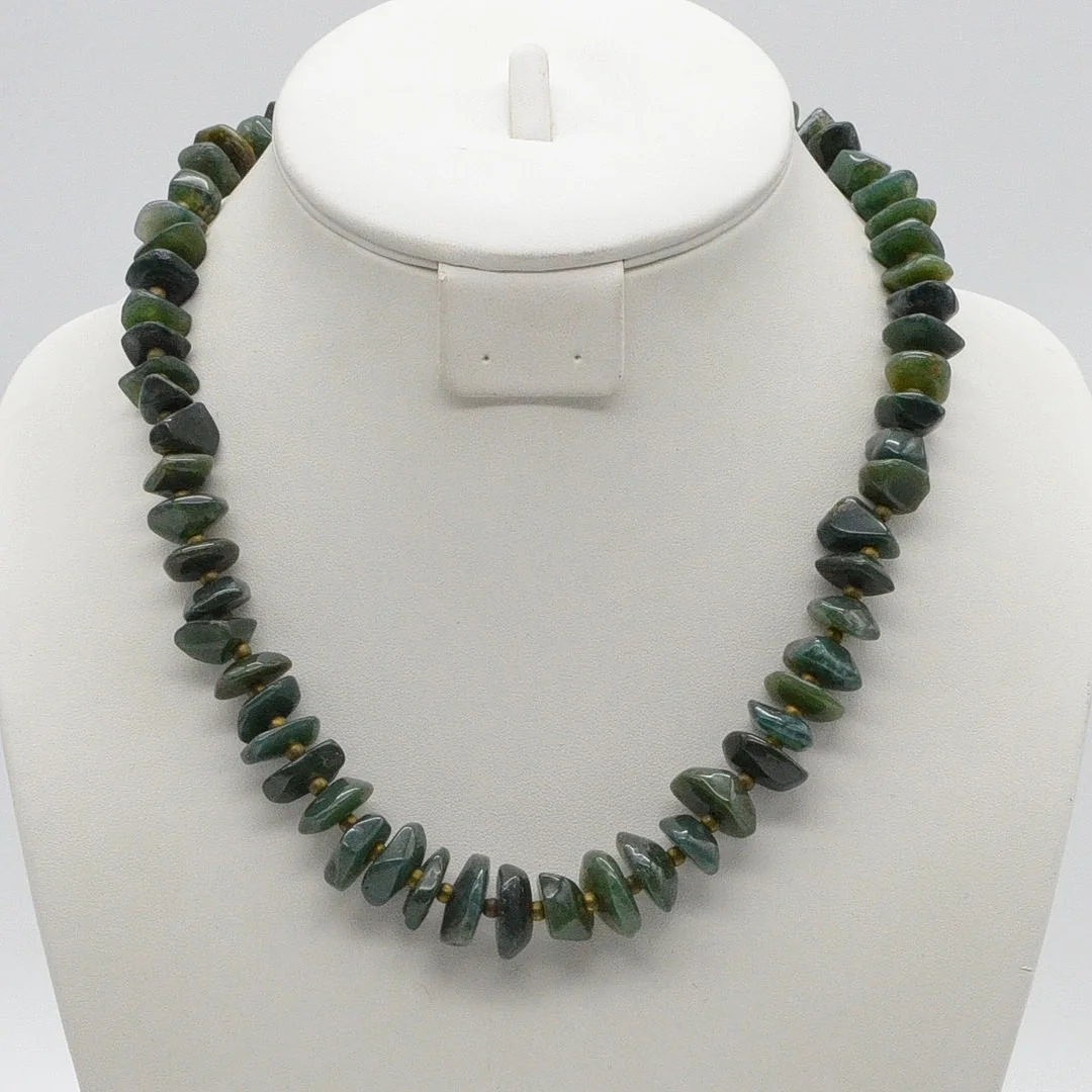 EDELSTEINCOLLIER AUS AVENTURIN, POLIERTE OBERFLÄCHE UND NATURBELASSENE FORM, MIT TRENNPERLEN UND SCHRAUBVERSCHLUSS AUS METALL, VINTAGE, CA. 50 CM. — Necklace — Kunst- und Auktionshaus Kleinhenz