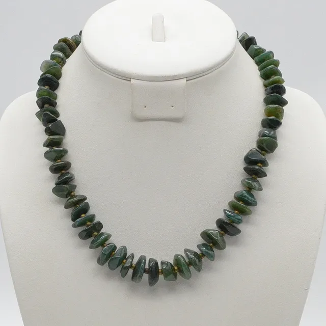 EDELSTEINCOLLIER AUS AVENTURIN, POLIERTE OBERFLÄCHE UND NATURBELASSENE FORM, MIT TRENNPERLEN UND SCHRAUBVERSCHLUSS AUS METALL, VINTAGE, CA. 50 CM.