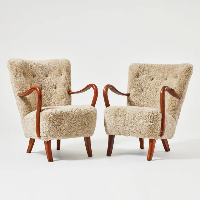ALFRED CHRISTENSEN. TILLSKRIVEN. Fåtöljer, ett par, Slagelse Møbelværk, Danmark 1950-tal, Danish Modern, ben och armlän i mahogny, klädda i ljust fårskinn.