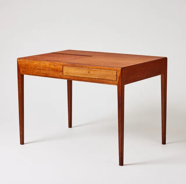 SEVERIN HANSEN. skrivbord, Danmark. 1950/60-tal, teak, fronten med låda i sargen samt jalusi.