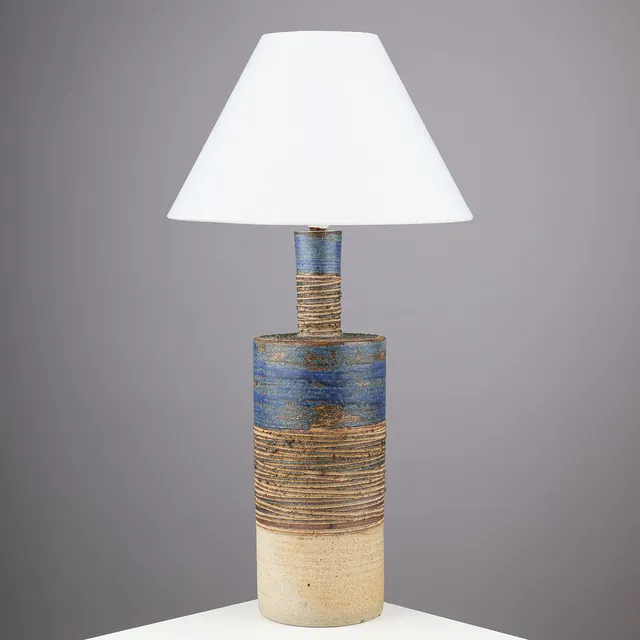 TUE POULSEN (1939-2026). Stor bordlampe af stentøj, 1960-70'erne.