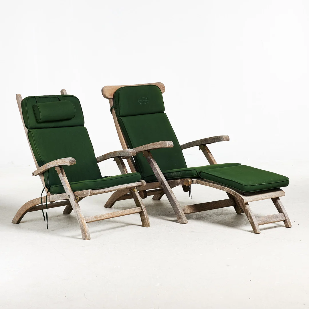 DÄCKSTOLAR, 2 st., brickmärkta Royal teak Skandinavia samt Art Garden Sweden, med gröna dynor. — Garden — Stockholms Auktionsverk Sickla