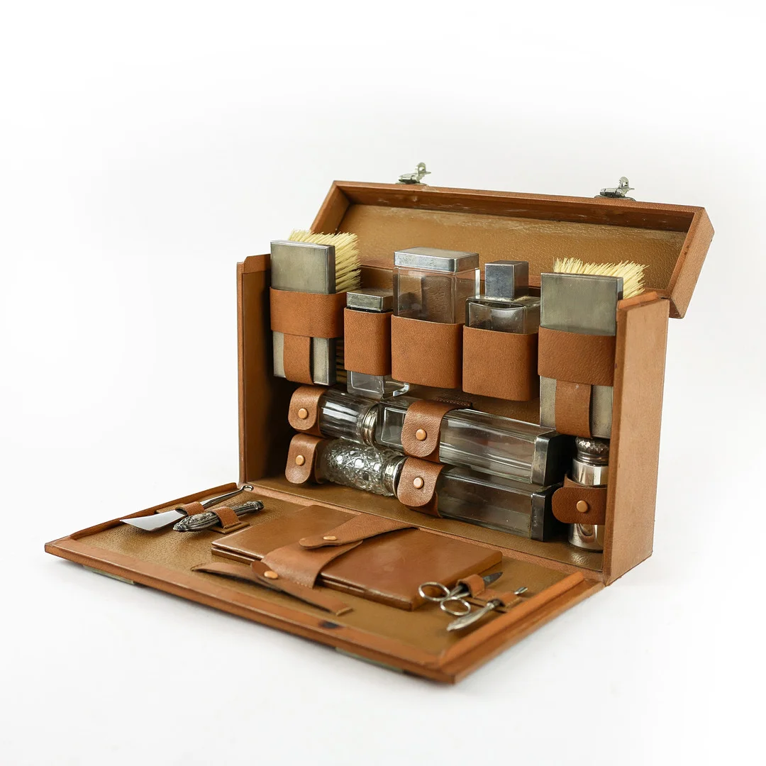 VANITY TRAVEL CASE. — Other metals — Lots Road Auctions