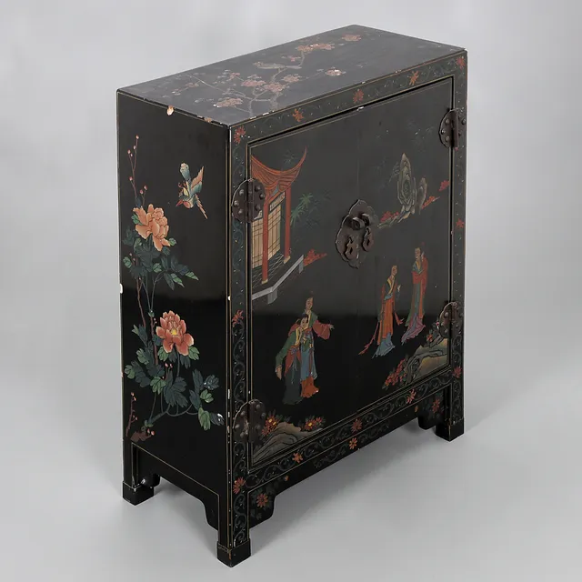 Chinese low cabinet in lacquered wood, second half of the 20th Century.
