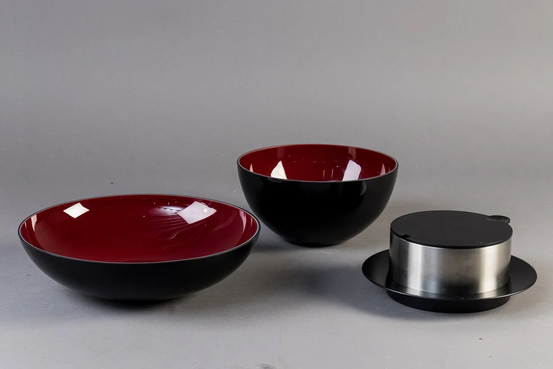 Anja Kjær. To glasskåle samt skål i stål (2) — Glass, porcelain and ceramics/Vases, bowls, dishes — Lauritz