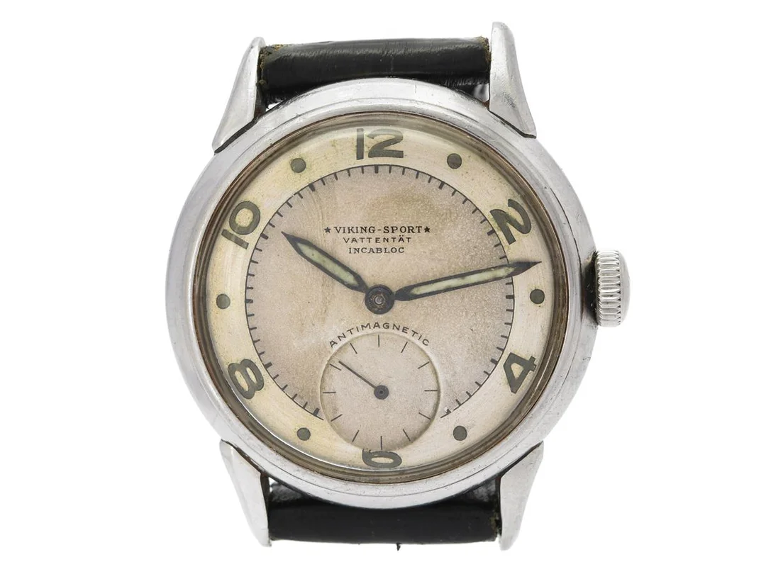 VIKING-SPORT, Antimagnetic, Cal 677, Boett nr. 2098753 / 8426, herrur, 33 mm, stål, manuell, plexiglas, liten sekundvisare, skadad urtavla, läderband, ca 1955. — Klockor/Viking — Kaplans