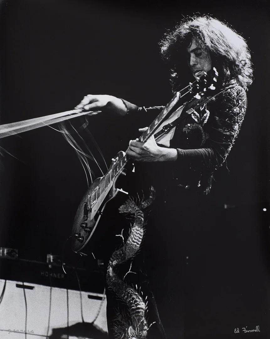 ED FINNELL (USA/SVERIGE, FÖDD 1956). "Jimmy Page, Led Zeppelin, Physical Graffiti Tour'', Los Angeles Forum, 27 Mars, 1975, signerad Ed Finnell, 44/50. — Photography — Stockholms Auktionsverk Sickla