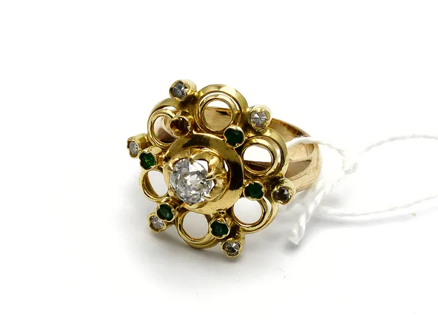 Ring 9K 6,2g Ø16¾ med stenar och diamanter 1 gammalslipad xca.0,48ct 6 åttkantslipade xca.0,02ct, en sten saknas