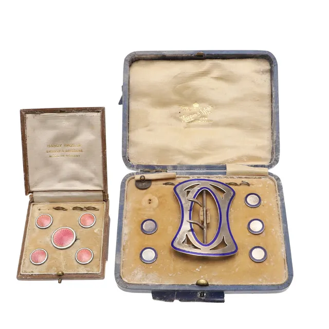 A CASED SILVER AND ENAMEL BUCKLE AND SIX DRESS STUDS.