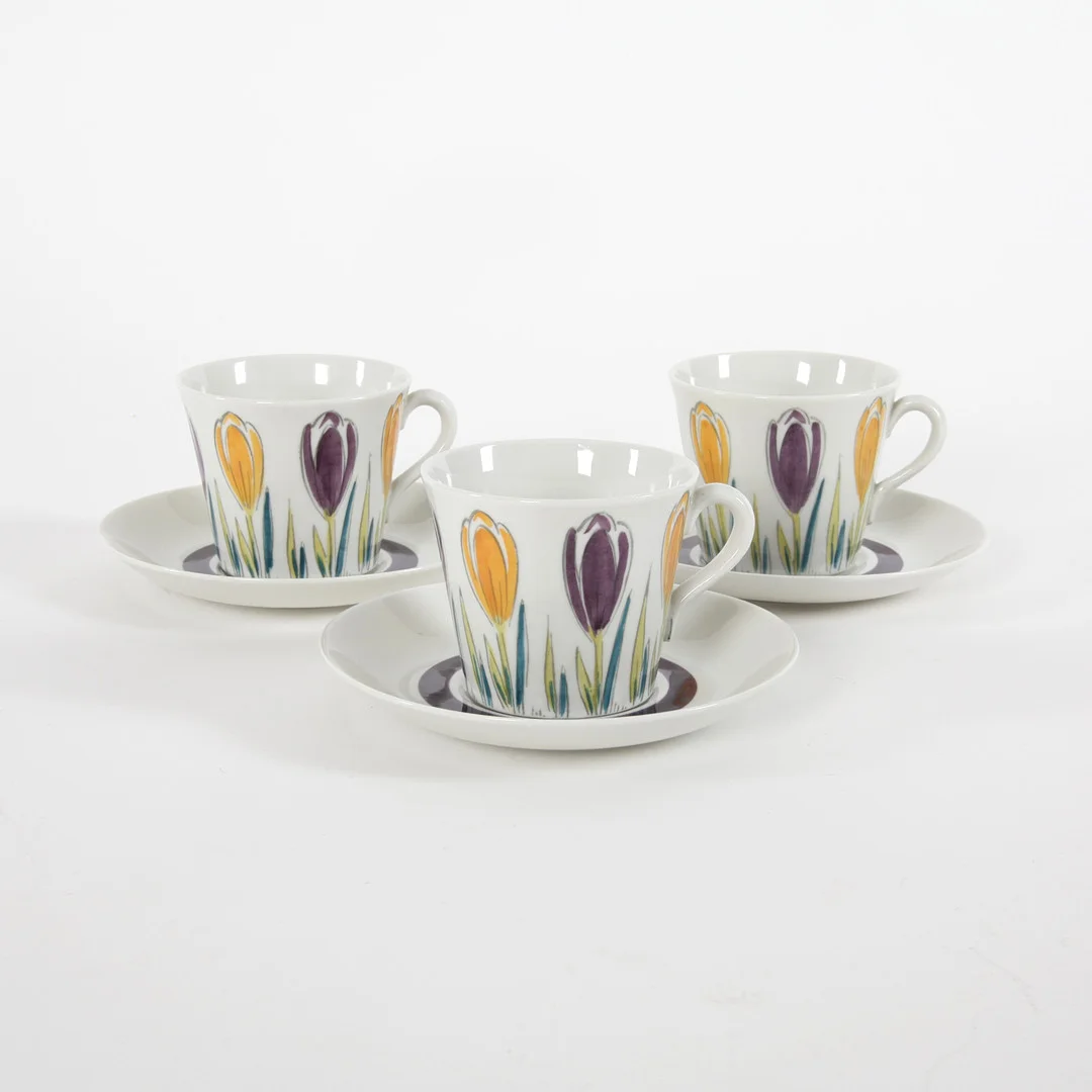 ELLEN MORTENSEN. Tekoppar med fat, 7 delar, "Crocus", Upsala-Ekeby, 1960-tal. — Ceramics & Porcelain — Auktionsverket Engelholm