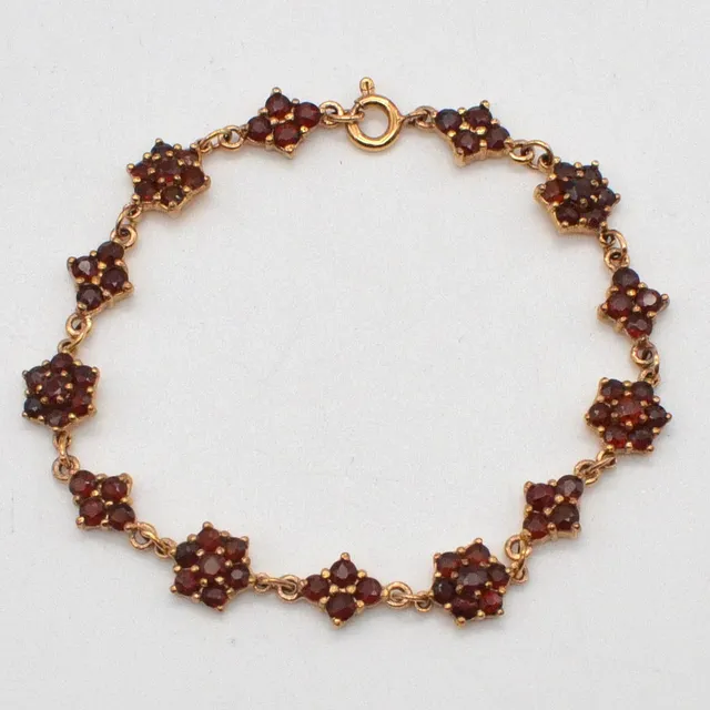 GLIEDERARMBAND MIT ALMANDIN IM RUNDSCHLIFF, VERGOLDETE FASSUNG AUS STERLINGSILBER, HANDGEMACHT, UM 1950, CA. 18,5 CM.