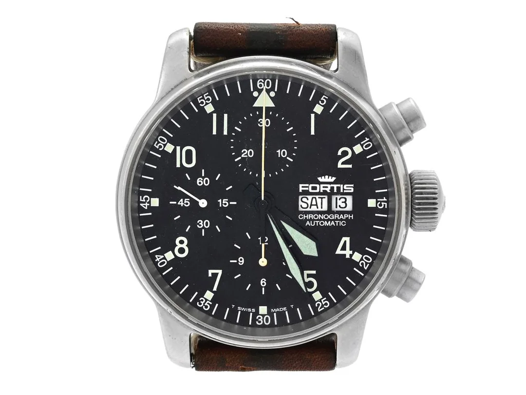 FORTIS, Flieger Chronographe (T Swiss Made T), Cal ETA 7750, Serie nr. 10606, Boett nr. 597.10.141.2, kronograf, herrur, 40 mm, stål, automatisk, safirglas, dag, datum, läderband, ca 2000. — Klockor/Fortis — Kaplans