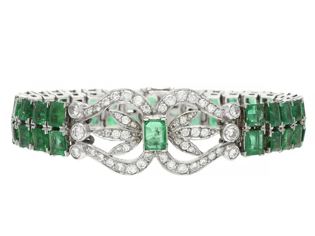 ARMBAND, 18K vitguld, 53 smaragd- och carréslipade smaragder ca 11,00 ctv, 52 briljant- och åttkantslipade diamanter ca 1,50 ctv, ca TW-TCa/VS-P, E.A. Thomasson, Stockholm 1964, längd 15,5 cm, vikt 28,6 g, etui, två diamanter och flera smaragder har nagg och skador.