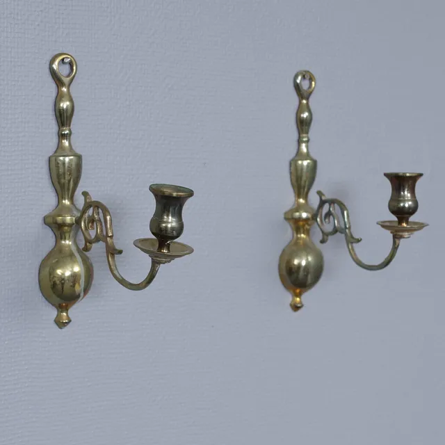 PARET VÄGGLJUSSTAKAR I MÄSSING, BAROCKSTIL, 1900-TAL.