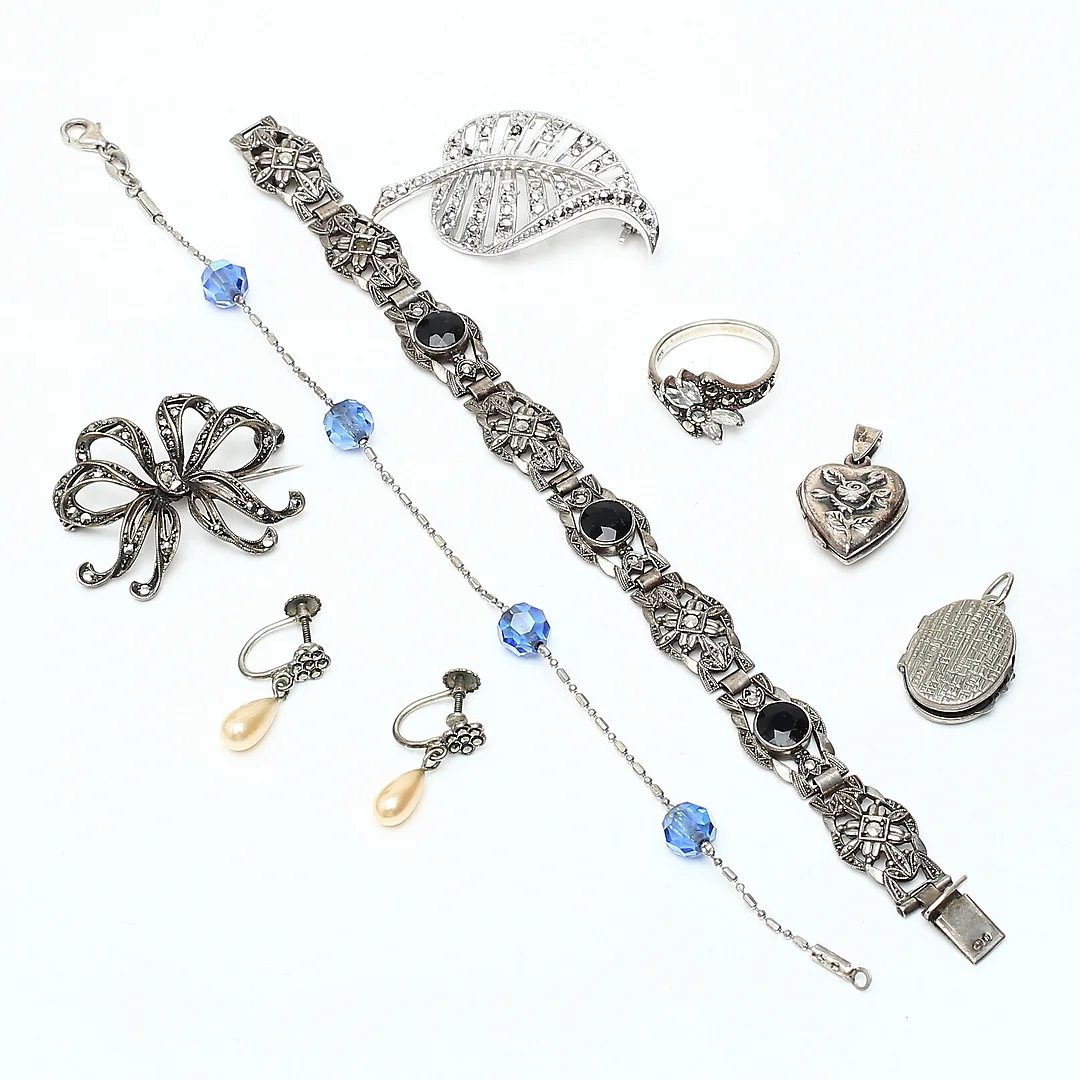 SMYCKEN, 8 delar, silver, delvis 1900-talets första hälft. — Jewellery — Auktionshuset Kolonn