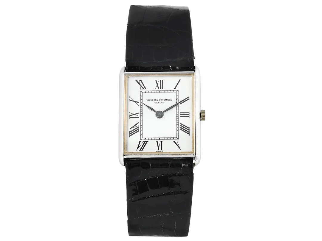 VACHERON & CONSTANTIN, Genève, Cal 1003/1, Serie nr. 671391, Boett nr. 482306, unisex, 22,5 x 24,5 (28,5) mm, 18K vitguld, manuell, safirglas, läderband, originalspänne i 18K vitguld, ca 1980. — Klockor/Vacheron Constantin — Kaplans