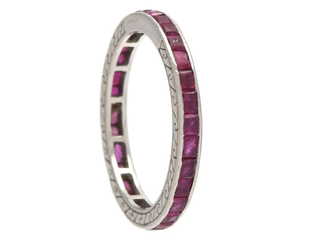 HELALLIANSRING, platina, rubiner, CG Hallberg, Stockholm 1937, stl 16 mm, vikt 2,3 g, rubinerna med slitage. — Smycken/Alliansring — Kaplans